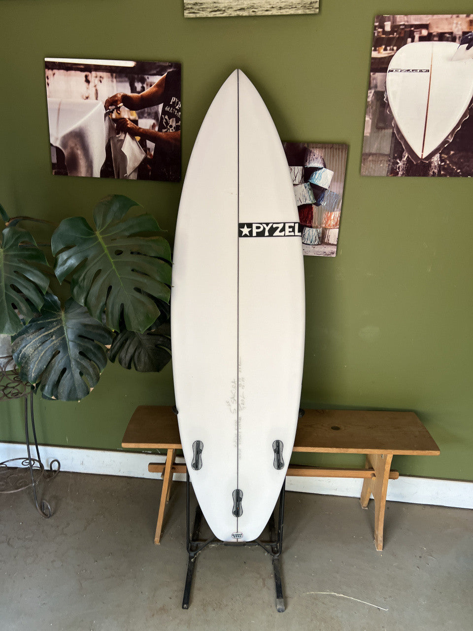 Highline | 5'6" x 18 3/16" x 2 1/4" - 23.60L | FCS 2 x 3 | PU | New Board | HI