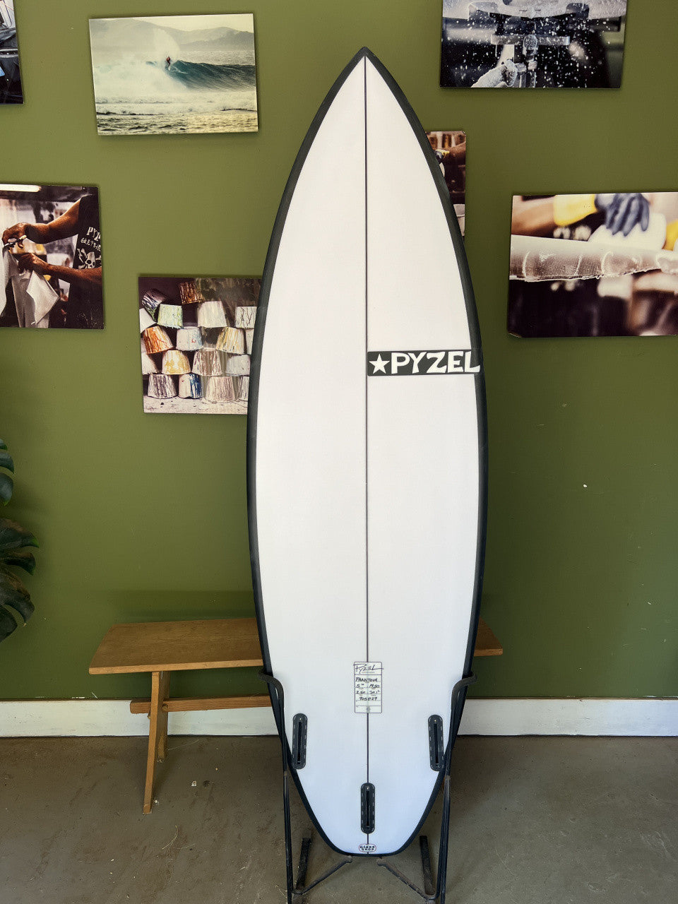 Phantom | 5'10" x 19 1/2" x 2 1/2" - 30.10L | Futures x 3 | PU | New Board | HI