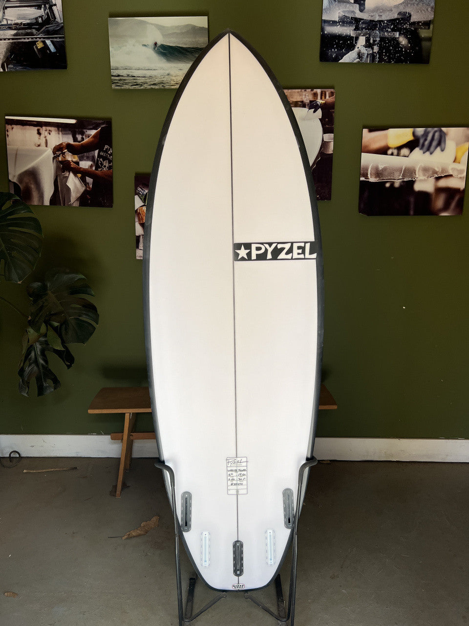 White Tiger | 5'6" x 19 1/2" x 2 1/2" - 30.10L | Futures x 5 | PU | New Board | HI