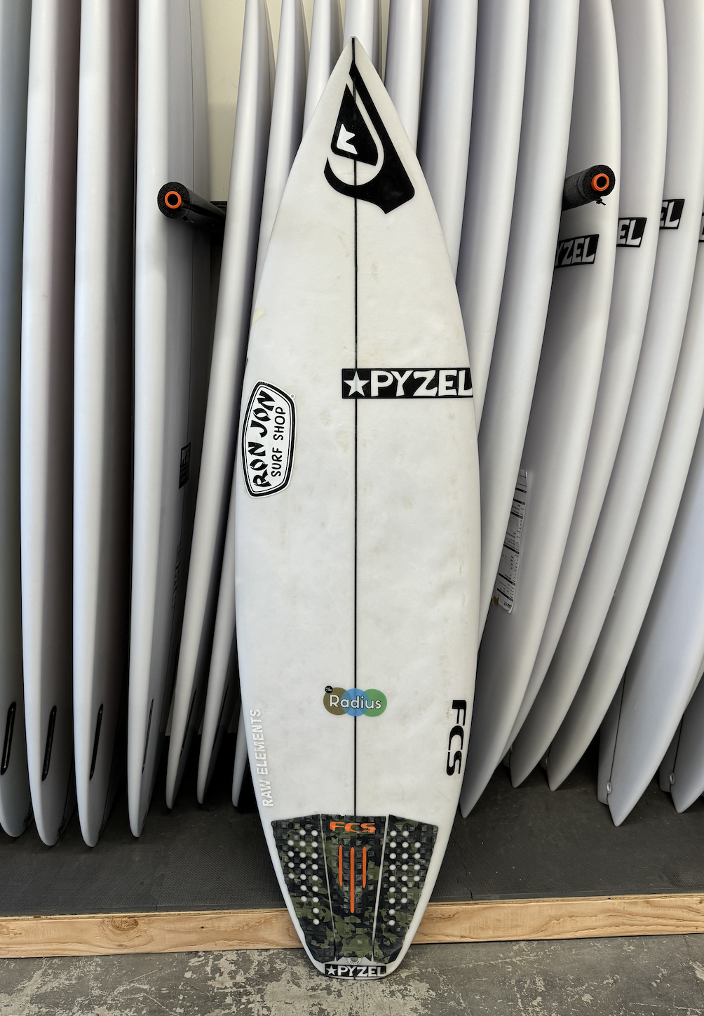 Radius | 5'2" x 17 " x 2 " - 18.10L | FCS 2 x 3 | PU | Used Board | CA