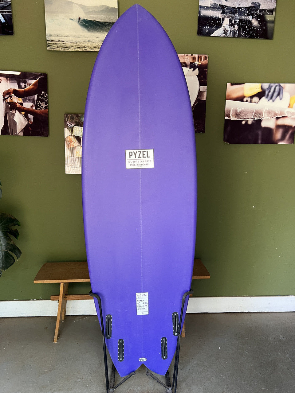 Astro | 6'0" x 20 3/4" x 2 3/4" - 39.40L | Futures x 4 | PU | New Board