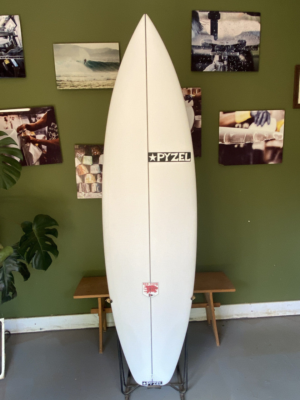 Red Tiger XL | 5'11" x 19 5/8" x 2 9/16" - 31.80L | Futures x 3 | PU | New Board | HI