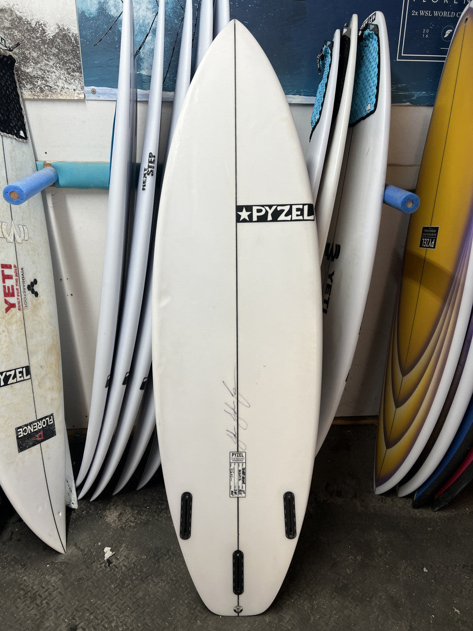 Stubby Radius | 5'11" x 19 1/8" x 2 5/8" - 30.60L | Futures x 3 | PU | Used Board | HI