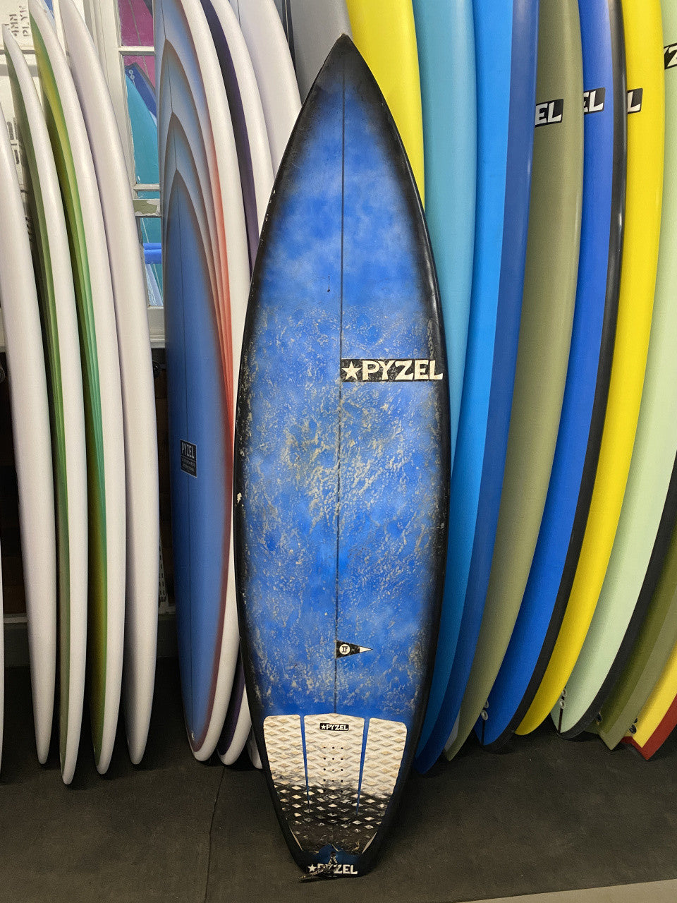 Shadow | 5'10" x 18 7/8" x 2 7/16" - 28.20L | FCS 2 x 3 | PU | Used Board | HI