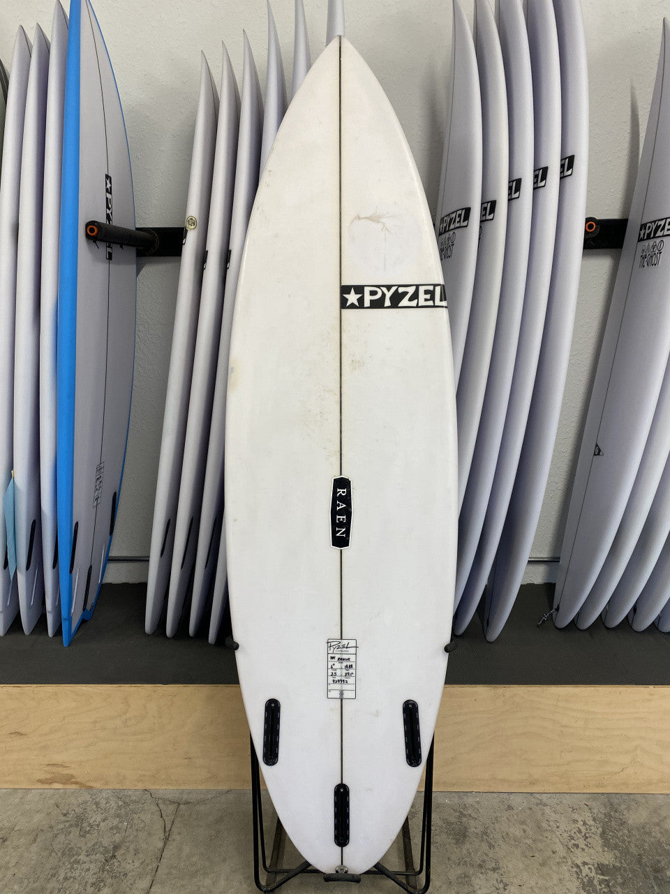 Pyzel SHADOW 5’10” Pyzel Surfboards Shadow Stab Edition 5'10 x 18 ¾ x 2.31