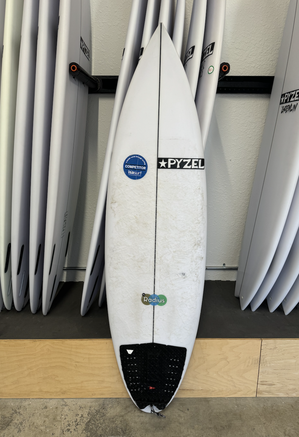 Radius | 5'4" x 17 5/8" x 2 1/16" - 20.00L | Futures x 3 | PU | Used Board