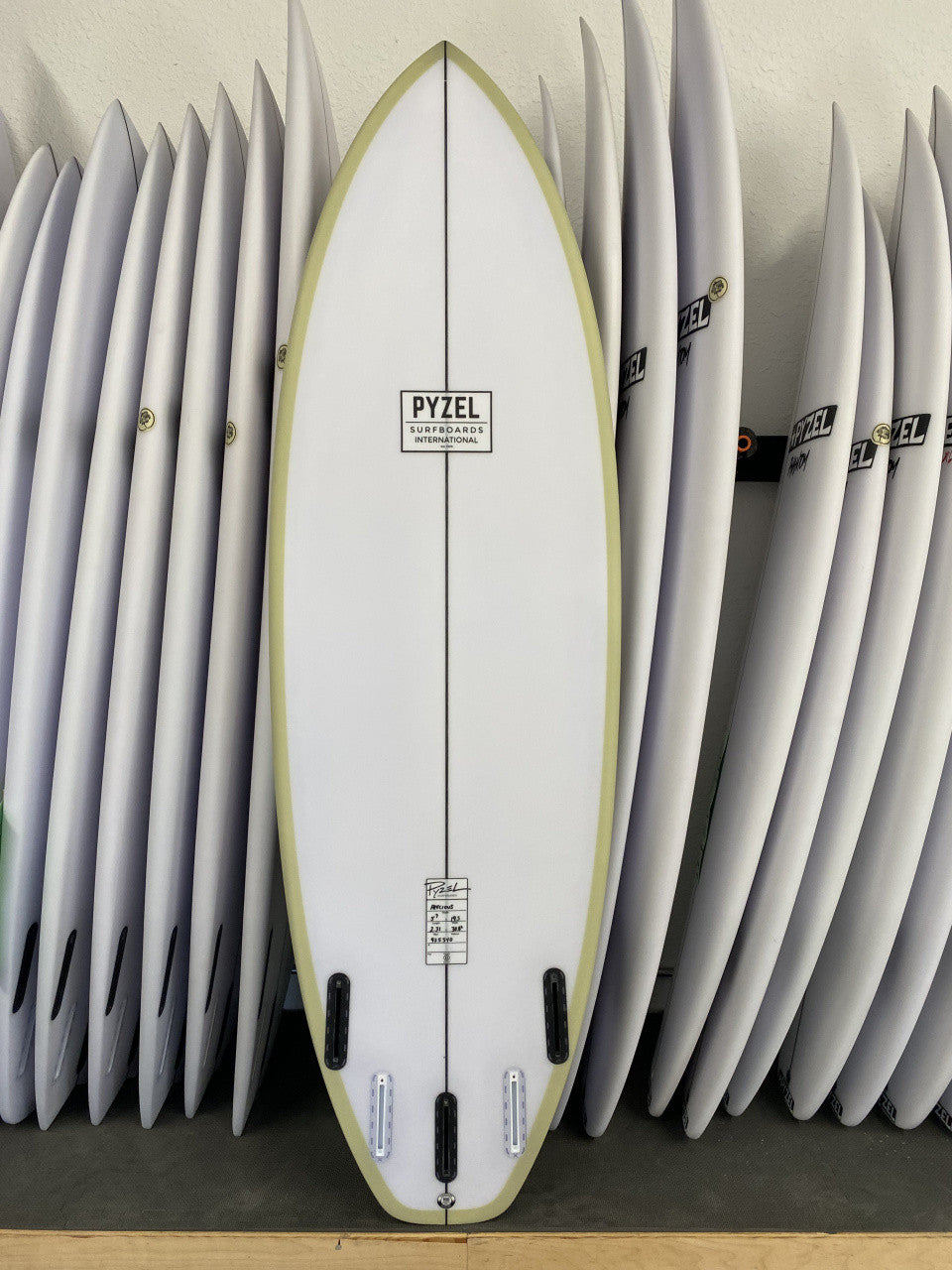 Precious | 5'9" x 19 1/2" x 2 5/16" - 30.80L | Futures x 5 | PU | New Board | CA