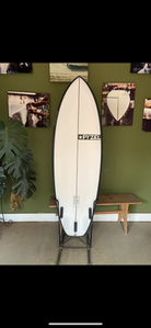 White Tiger | 5'10" x 20 3/8" x 2 11/16" - 35.90L | Futures x 5 | PU | New Board | HI