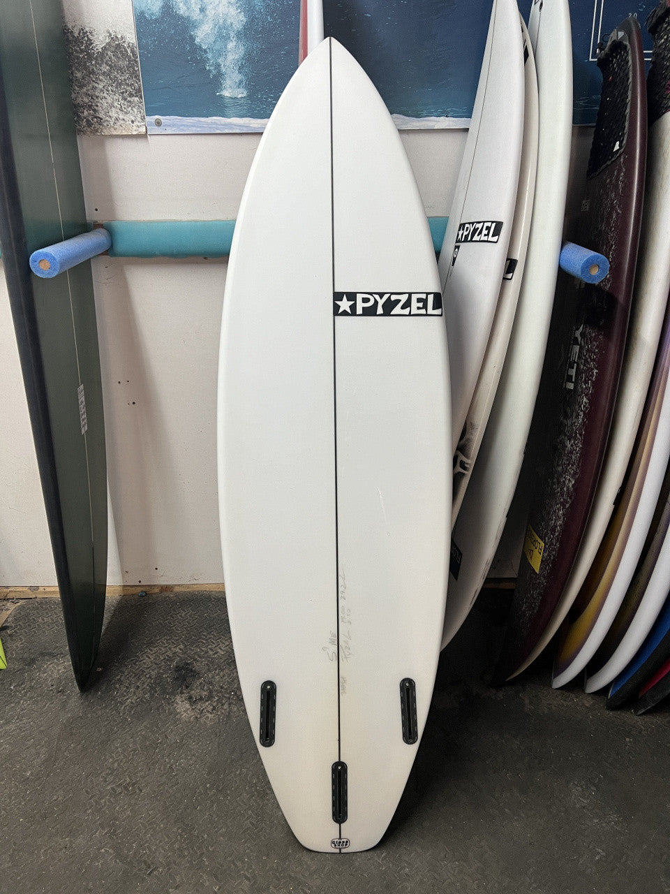 Red Tiger | 5'9" x 19" x 2 1/2" - 29.20L | Futures x 3 | PU | Used Board | HI