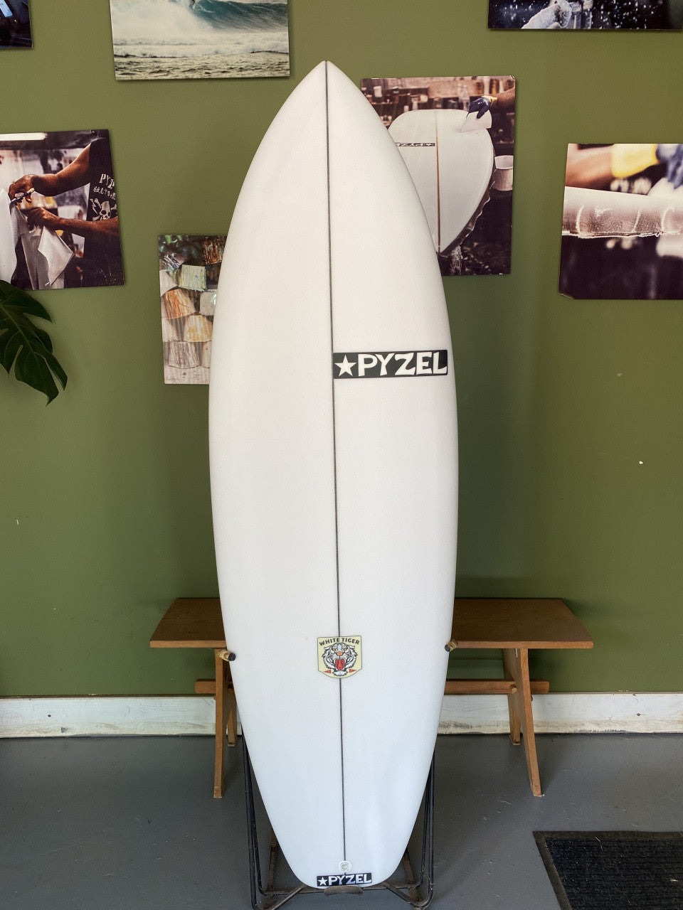 White Tiger | 5'3" x 19 1/8" x 2 3/8" - 26.90L | FCS 2 x 5 | PU | New Board | HI